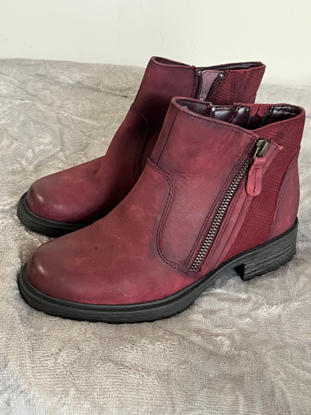 NWOB Earth Jordan Wine Ankle Boots size 5B womens